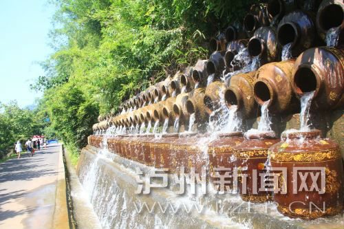 花田酒地景區(qū)酒壇倒出了水的靈動(dòng)。